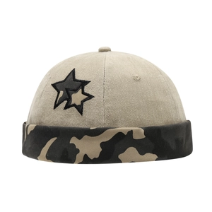 Berretto miki beige con tesa mimetica e ricamo a stella in stile street casual