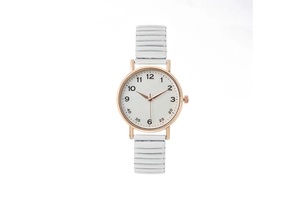 Détail du boîtier en or rose avec cadran blanc et bracelet élastique pour femmes