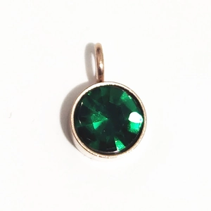 Détail d'un pendentif pierre de naissance verte 6mm avec monture en acier doré à l'or