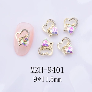 Vue macro de bijoux d'ongles en cœur doré 3D avec strass et détails du mot Love