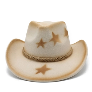 Detailansicht beige Cowboyhut mit braunem Sternenmuster und geflochtener Kordelverzierung