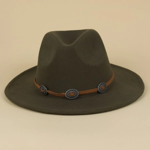 Detailansicht olivfarbener Wollhut mit braunem Lederband und Vintage-Silberconchos