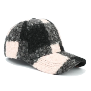 Dettaglio del tessuto in pile a quadri di un cappellino da baseball invernale caldo