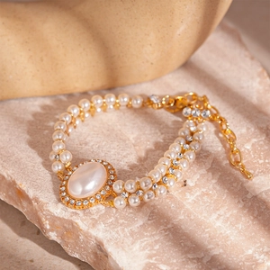Bracelet double couche en perles vintage avec base en métal doré et centre ovale brillant