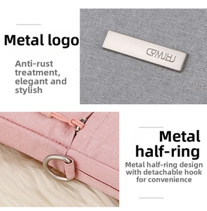 Dettaglio del logo in metallo antiruggine e del connettore ad anello della borsa laptop