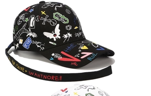 Détail d'une casquette graffiti noire avec lanière longue et imprimés colorés à la main