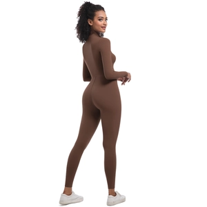 Vue latérale arrière d'une combinaison de yoga marron foncé avec manches longues et coupe ajustée