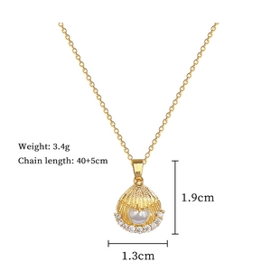 Détail du collier double couche doré avec perle blanche et micro diamants brillants
