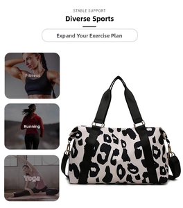 Vue détaillée du sac de sport imprimé vache avec tissu oxford imperméable et rangement.