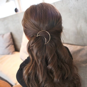 Elegant gold crescent moon hair clip for women featuring minimalist geometric metal alloy design