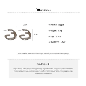 Detailed specs showing silver C-shaped earrings 3x3cm size and copper material