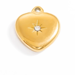 Detalle macro del colgante de corazón chapado en oro 18K con estrella y circonita