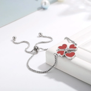 Dettaglio del bracciale a quadrifoglio argento con cuore rosso e cristallo centrale