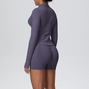 Détail de l'ensemble de sport violet foncé en maille extensible avec haut et short