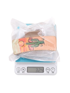 Detailed top view of cactus pattern hair claw clip on electronic scale weighing 32.4g