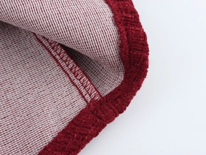 Vue macro de la texture en tweed rouge et de la doublure en mesh sur la robe
