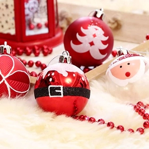 Boules de Noël rouges et blanches avec motifs Père Noël et flocons sur fausse fourrure