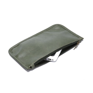 Détail du sac cabas vintage en cuir vert olive avec poche et fermeture éclair bronze