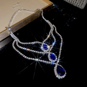 Dettaglio della collana a tre strati con pendenti a goccia blu e cristalli lucenti
