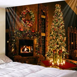 Detail van kerstwandkleed met een gezellige open haard en versierde boom in slaapkamer