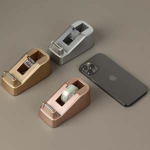 Nordische Klebebandabroller in Gold, Silber und Roségold mit Smartphone als Maßstab