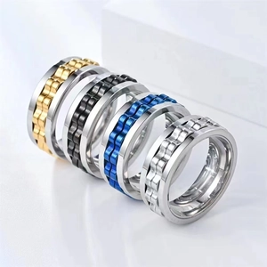 Gros plan de bagues rotatives de 8 mm en acier inoxydable doré, noir, bleu et argent