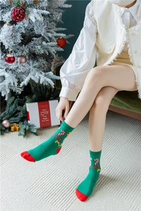Détail de chaussettes de Noël avec motifs de sucre d'orge et broderie festive