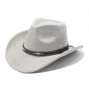 Nahaufnahme eines grauen Filz-Cowboyhuts mit schwarzem Zierband und weißen Kreuzstichen