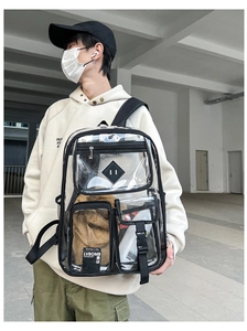 Vista dettagliata di un grande zaino in PVC trasparente con tasche nere con zip