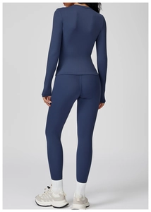 Vue arrière d'un ensemble de yoga bleu foncé à manches longues avec legging taille haute