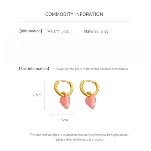 Detail showing vintage heart earring dimensions at 2.2cm height and 3.9g weight