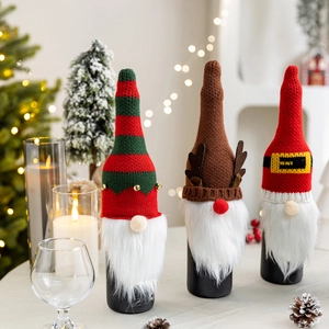 Weihnachts-Zwerg Weinflaschenhüllen im Set aus Strickstoff für festliche Tischdekoration