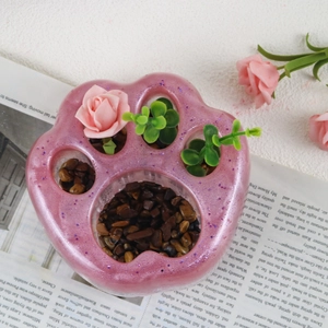 Recipiente de resina con purpurina rosa forma de pata con suculenta y rosa