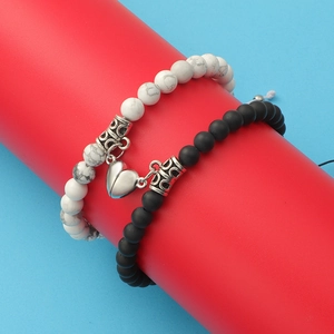 Detail des Magnet-Herzverschlusses an Armbändern aus schwarzem Onyx und weißem Türkis