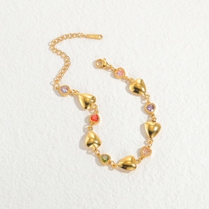 Bracelet en acier doré 18 carats avec zircons cœurs colorés et breloques dorées