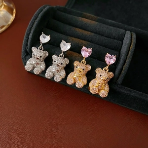 Boucles d'oreilles ourson étincelantes en zircon or et argent pour un style doux élégant