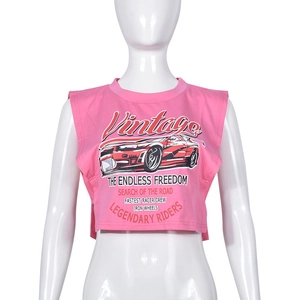 Dettaglio del crop top rosa con stampa racing vintage esposto su un manichino