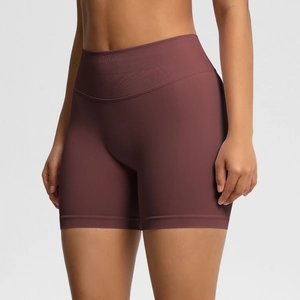 Vue détaillée du short de sport sans couture à taille haute avec ceinture côtelée mauve