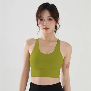 Détail de la brassière de sport verte à larges bretelles et bande de maintien