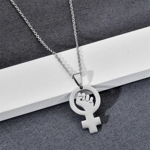 Collier en acier inoxydable argenté avec pendentif symbole Vénus et poing féministe