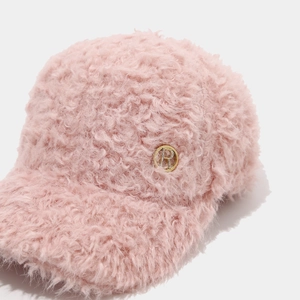 Detailansicht der rosa Teddy-Plüschmütze mit goldenem R-Metalllogo und Strassverzierung
