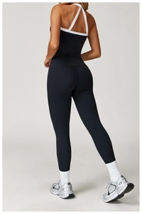Rückansicht der Yoga-Hose mit hoher Taille und schwarzem Sporttop mit weißen Trägern