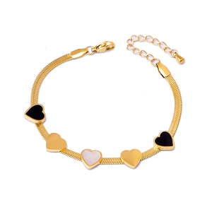 Bracelet chaîne serpent dorée avec pendentifs cœurs en nacre noire et blanche