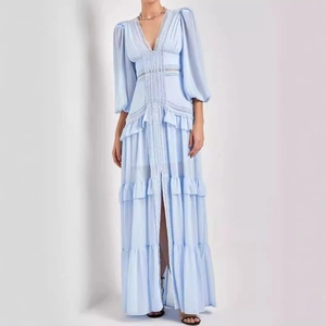Elegantes hellblaues Maxikleid mit V-Ausschnitt, Spitzen-Hohlsaum und langen Laternenärmeln