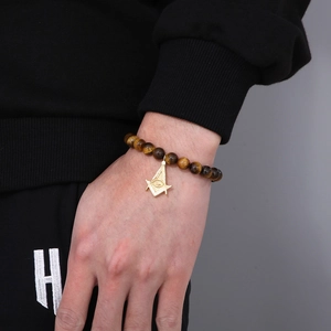 Tigerauge Perlenarmband mit goldenem Freimaurer-Kreuzanhänger am Handgelenk