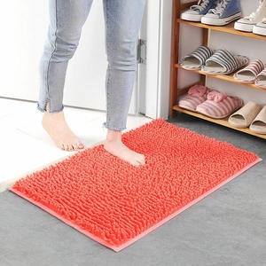 Zachte absorberende oranje chenille badmat met antislipbodem voor gebruik in huis