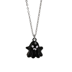 Vue détaillée d'un pendentif fantôme en émail noir sur une chaîne en métal argenté poli