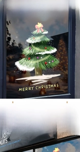 Detail eines grünen Tannenbaum-Fensteraufklebers mit Merry Christmas Text und Schneeeffekt