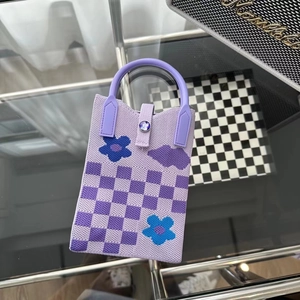 Détail du sac tricoté violet avec motif damier lilas et éléments floraux