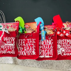 Ensemble de gants de cuisine de Noël avec maniques rouges et ustensiles pour cadeau.